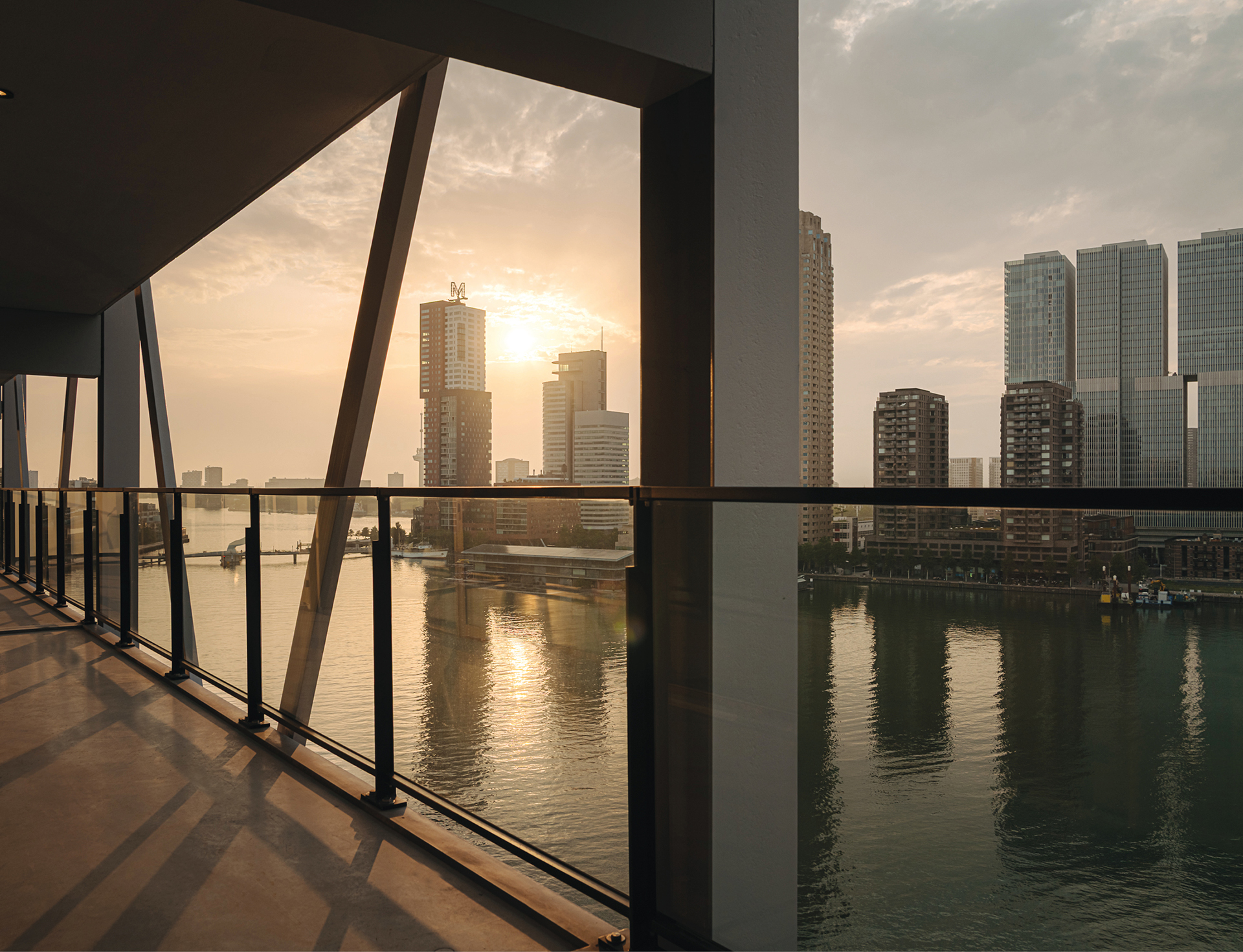 Uitzicht vanuit een woning over de Rijnhaven en Rotterdam